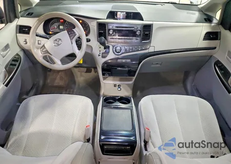 2013 Toyota Sienna Le z USA, uszkodzony, nr VIN 5TDKK3DC5DS311984